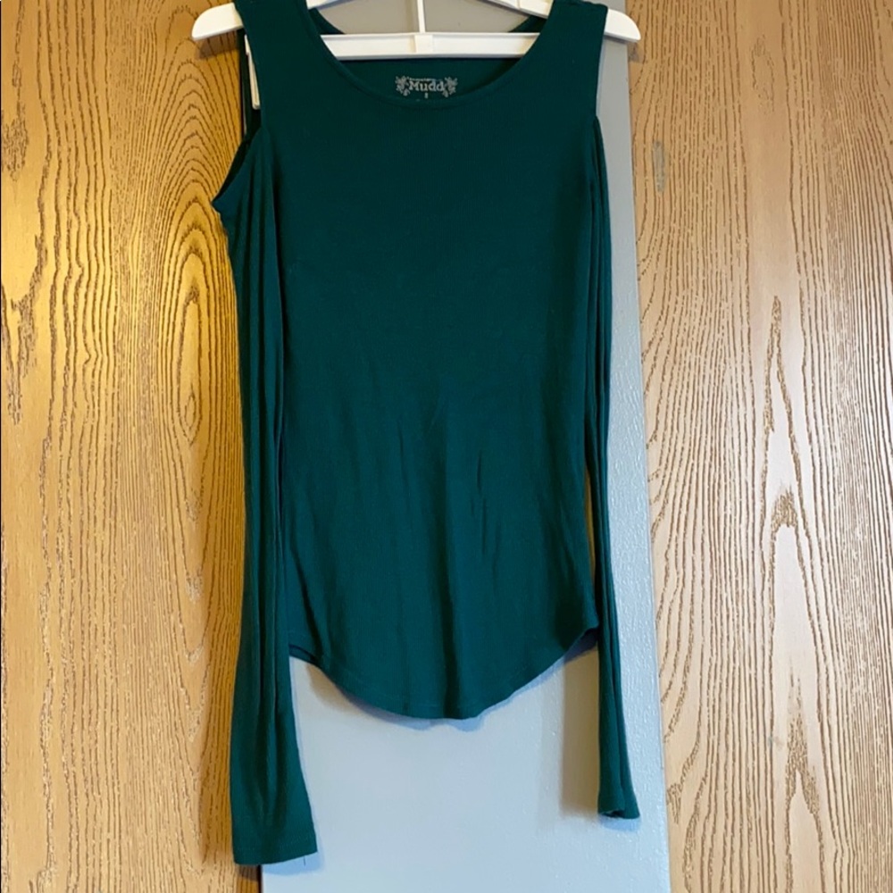 Cold-shoulder shirt